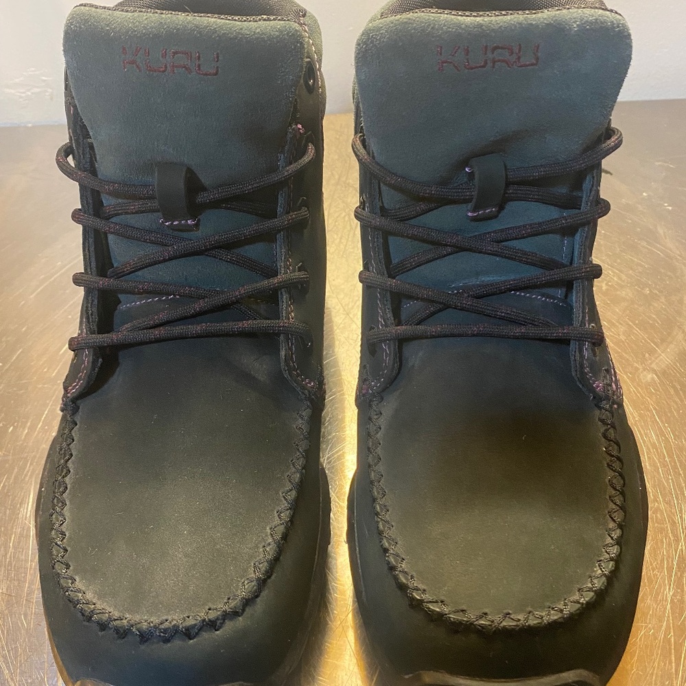 KURU woman’s boot- color black/purple size 10.5